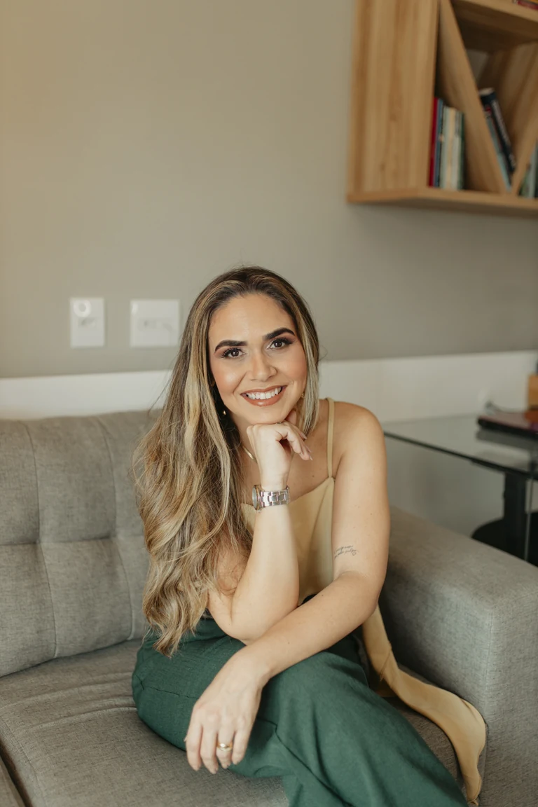 Dra. Yuska Garcia em retrato profissional para terapia em Fortaleza