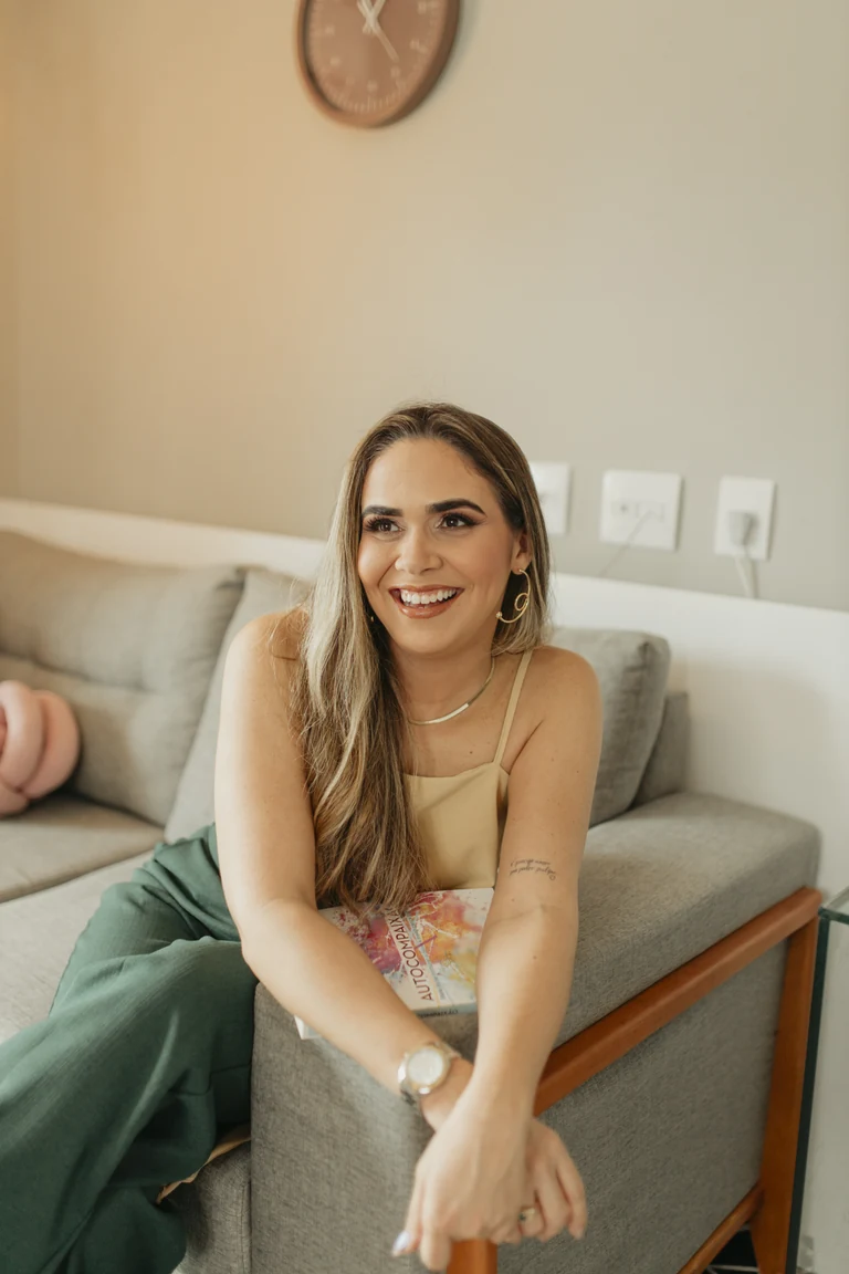 Dra. Yuska Garcia em retrato profissional para atendimento online de adolescentes