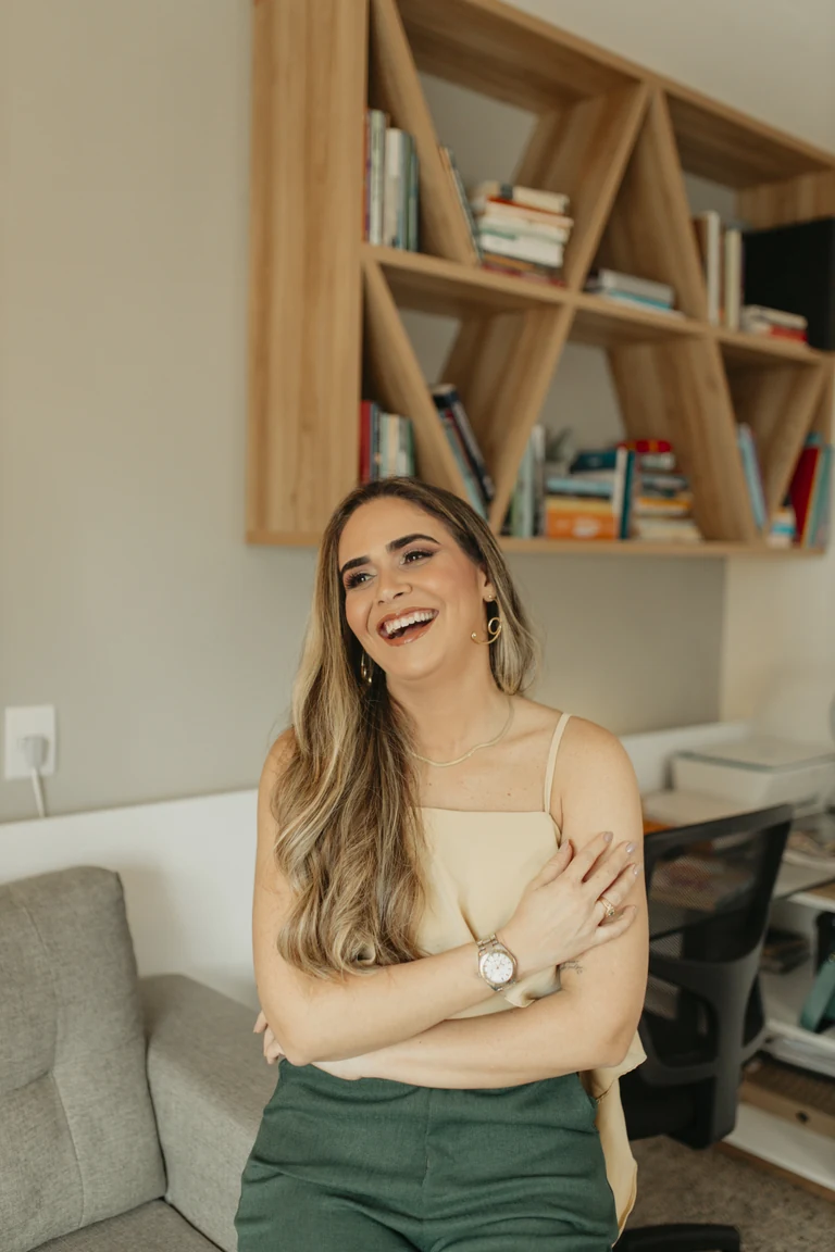 Dra. Yuska Garcia em retrato profissional para informações sobre atendimento psicológico em Fortaleza