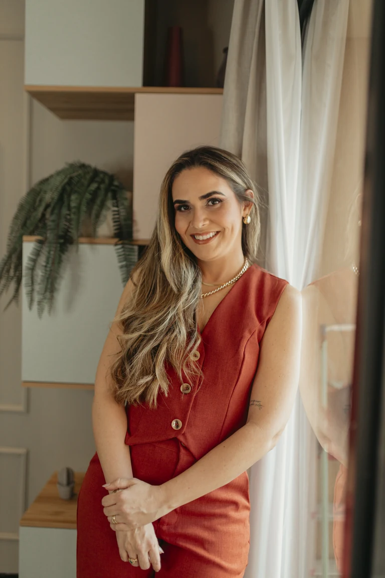 Dra. Yuska Garcia em retrato profissional para atendimento online a brasileiros no exterior