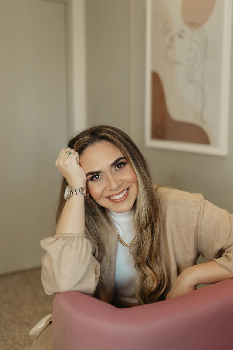 Dra. Yuska Garcia em retrato profissional para atendimento presencial em Fortaleza