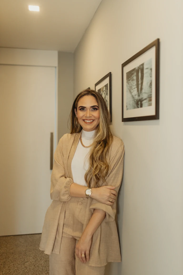 Dra. Yuska Garcia em retrato profissional para Atendimento de Jovens Adultos