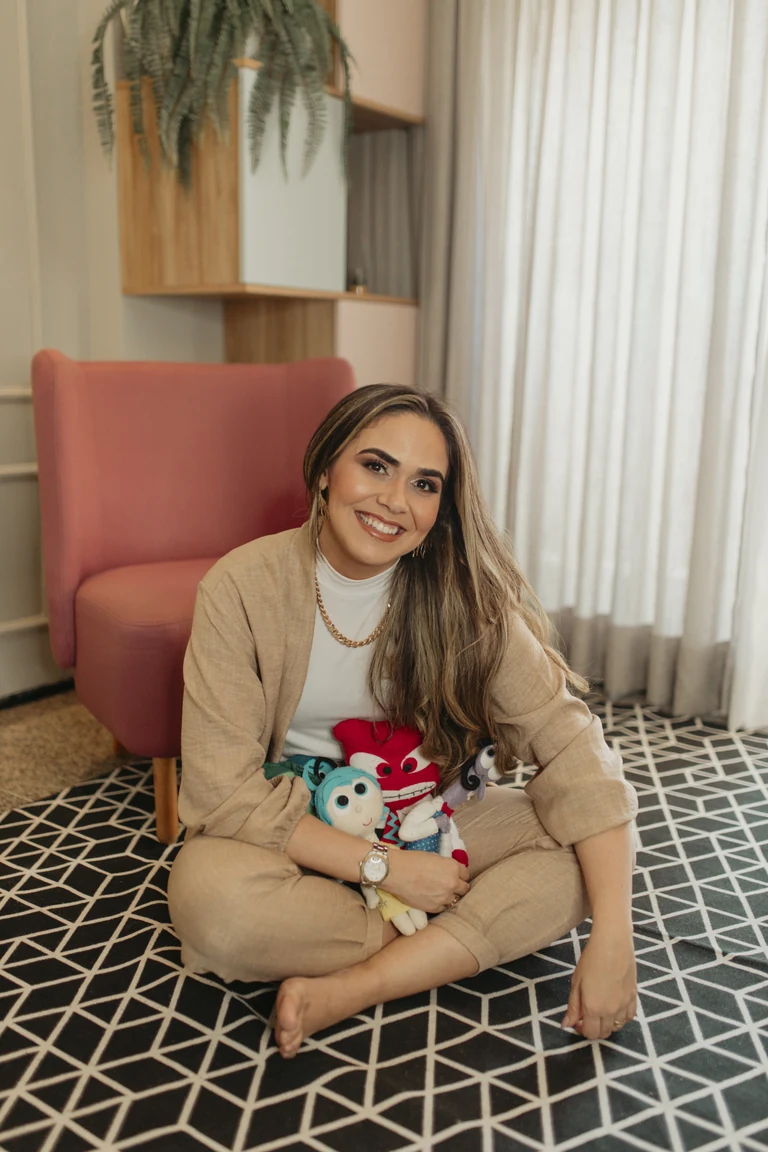 Dra. Yuska Garcia em retrato profissional para atendimento psicológico de ansiedade em Fortaleza